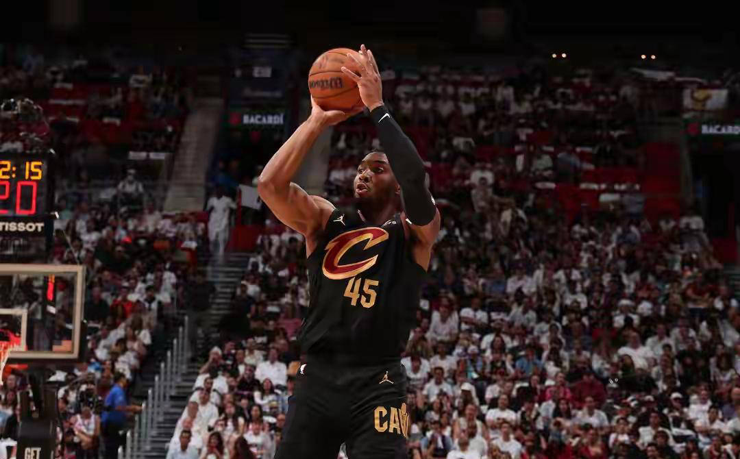 米切尔领导爵士取得季后赛胜利的简单介绍