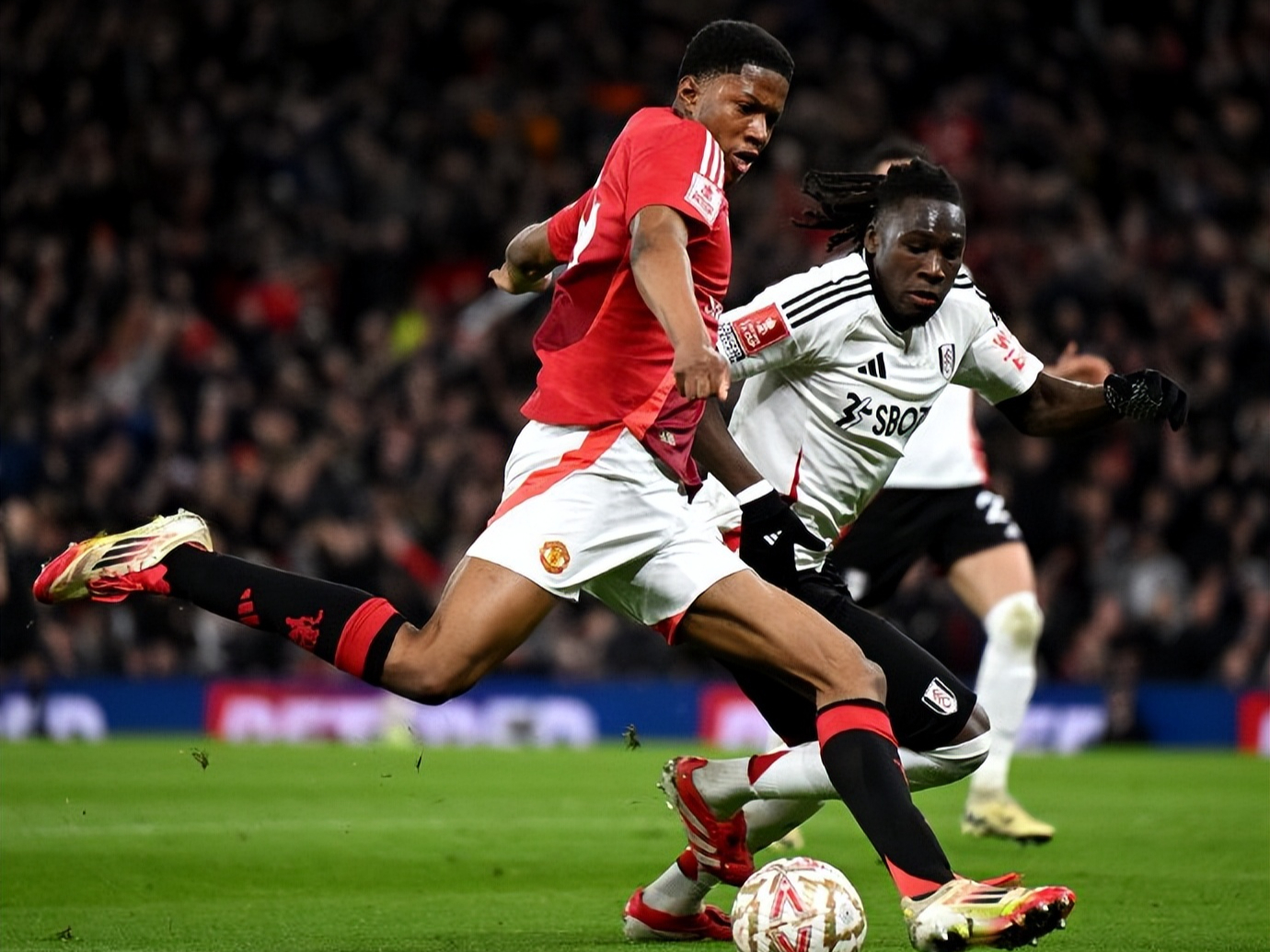 包含富勒姆客场战平，保级形势憾若失落的词条