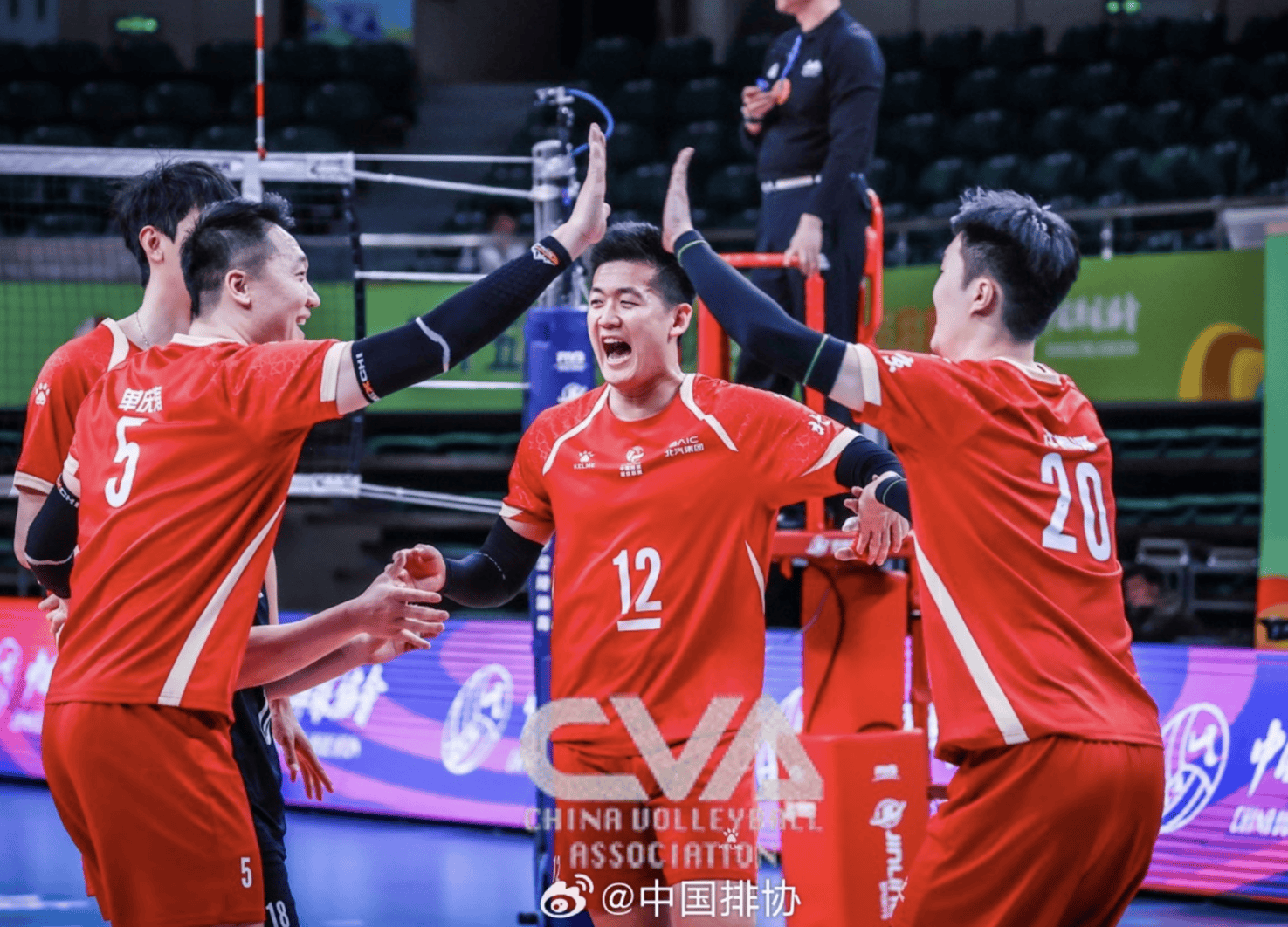 关键时刻队员挺身而出,帮助球队取得胜利的简单介绍 关键时刻队员挺身而出,帮助球队取得胜利的简单介绍